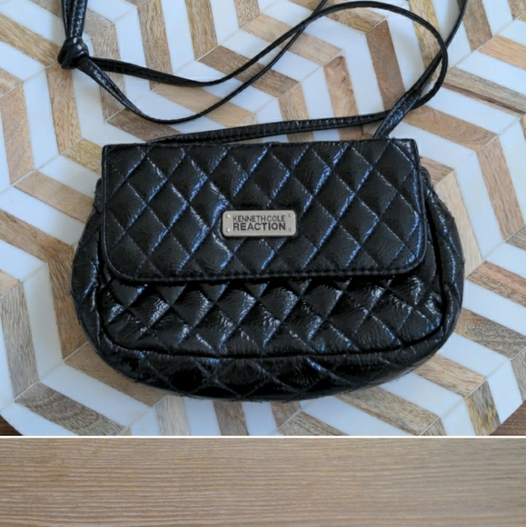 Kenneth Cole Reaction White and Black Leather Purse Handbag CLEAN! NICE! - Picture 2 of 2